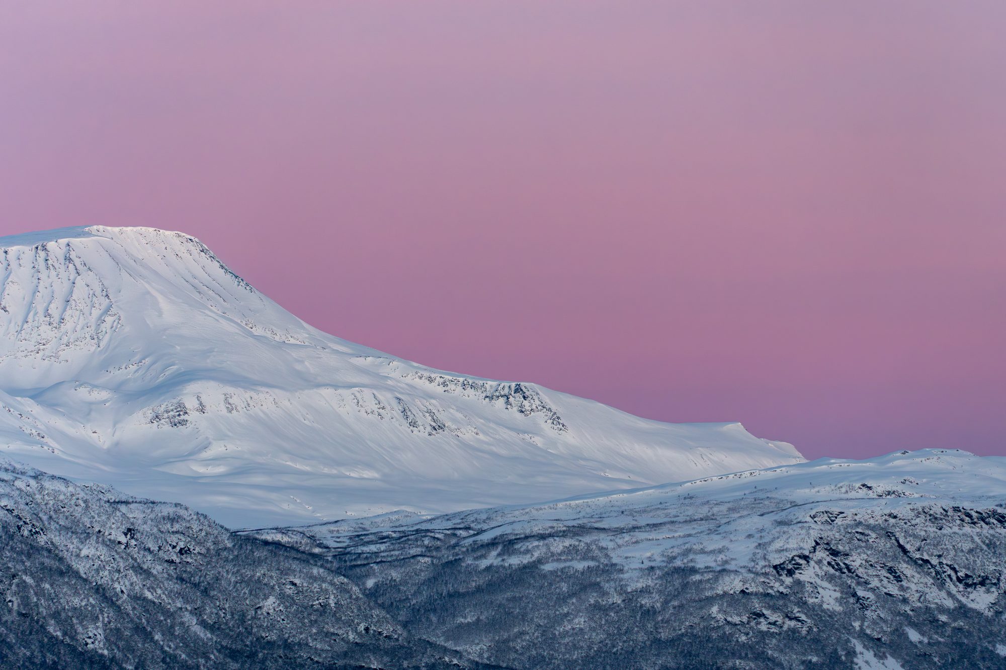 Montagnes enneigées au crépuscule, Norvège