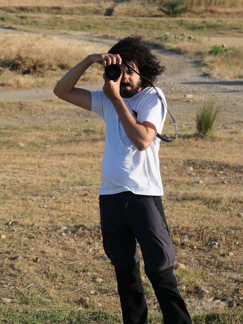 Youness Chakht en action, appareil photo à la main